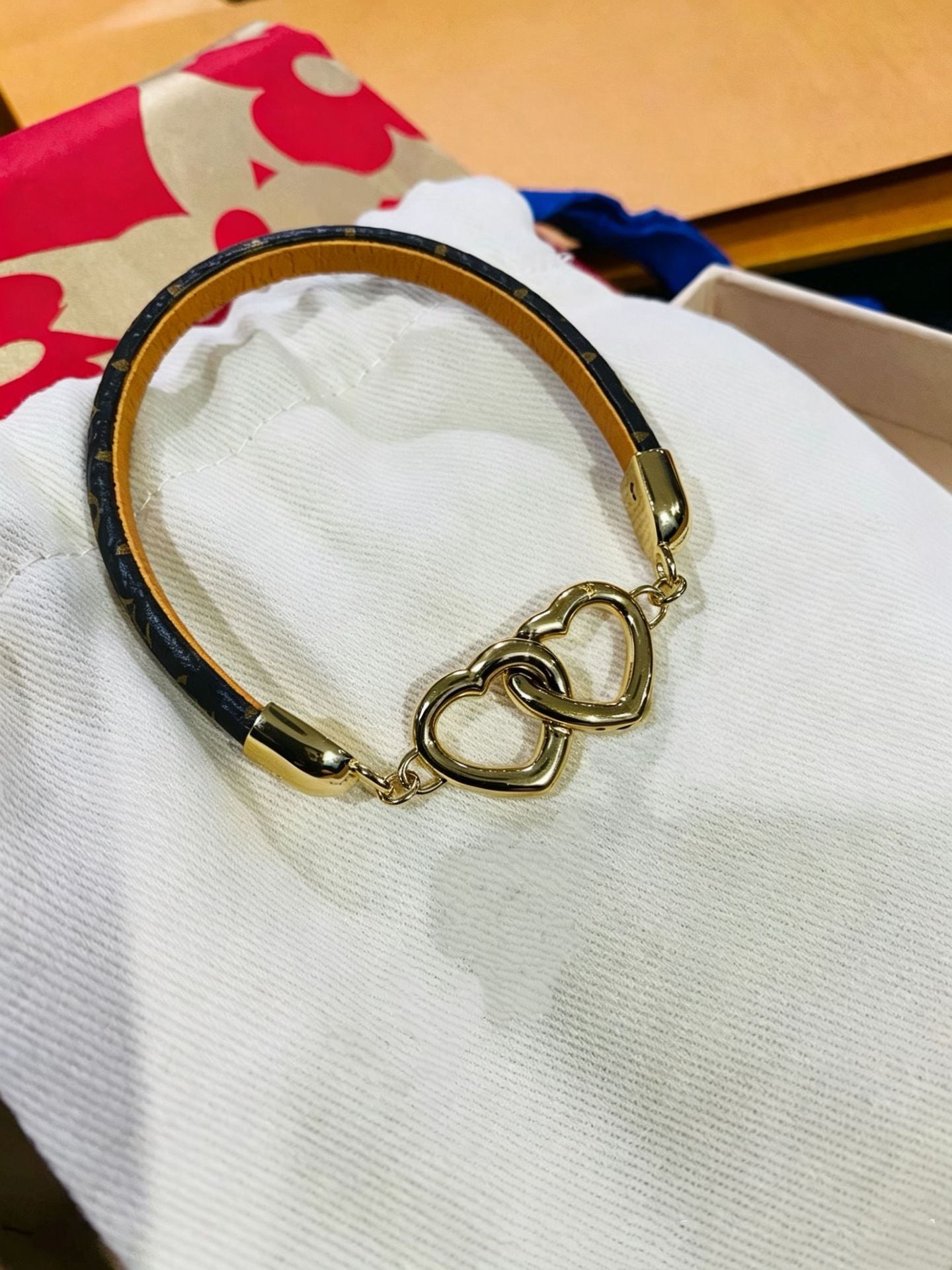 V letter D buckle leather rope bracelet