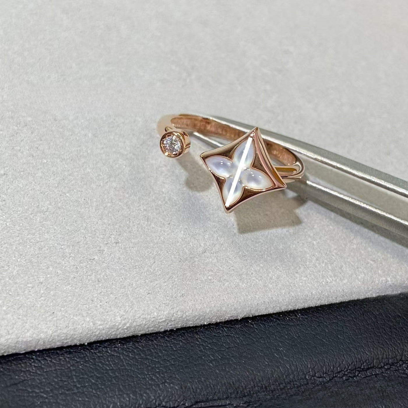 V gold square round fritillary ring