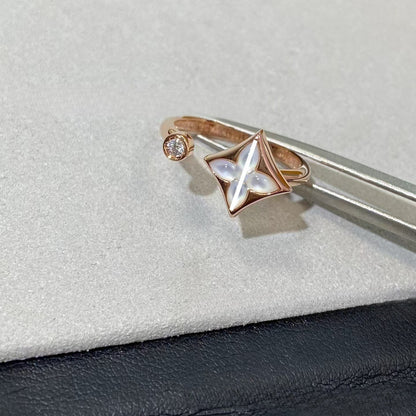 V gold square round fritillary ring