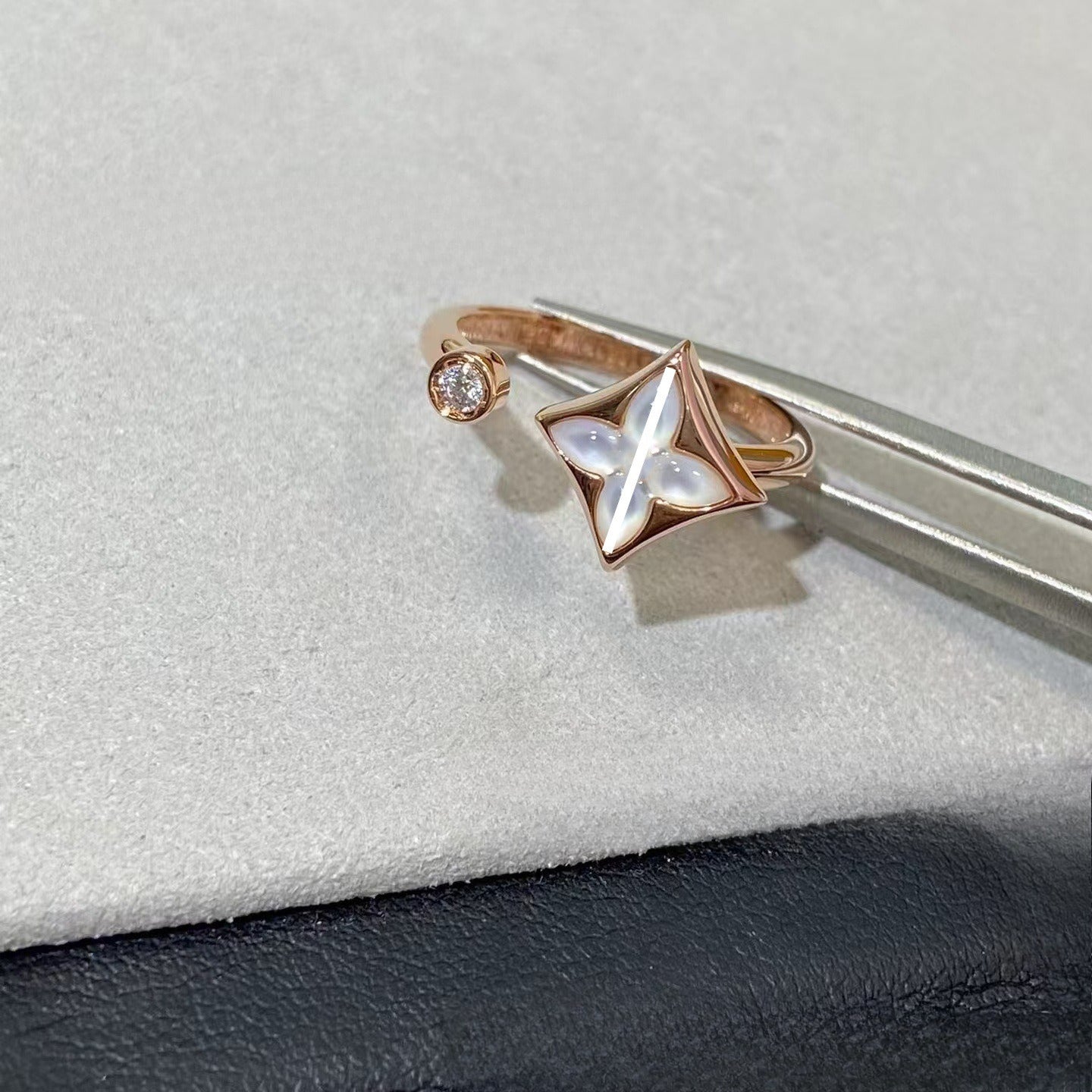 V gold square round fritillary ring-CNC fine engraving