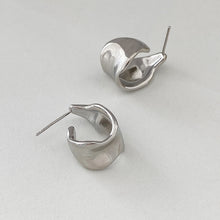 Boucles d'oreilles géométriques irrégulières en forme de C 