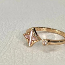 V gold square round fritillary ring