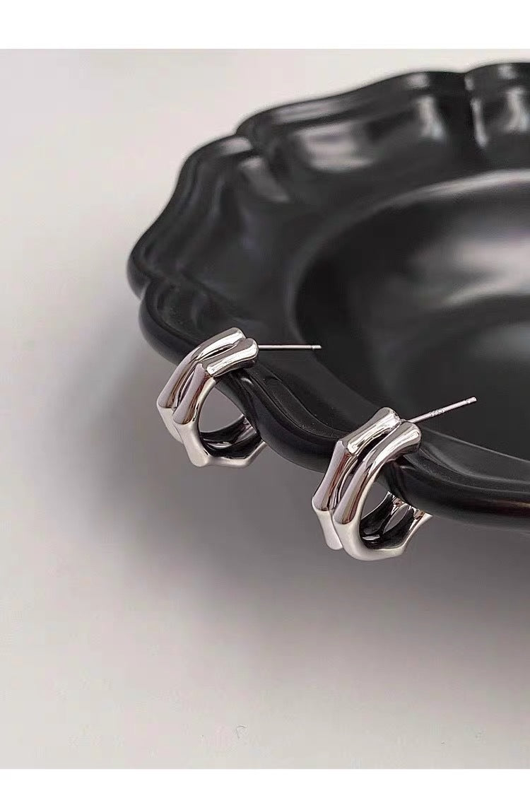 Boucles d'oreilles brillantes en forme de C 