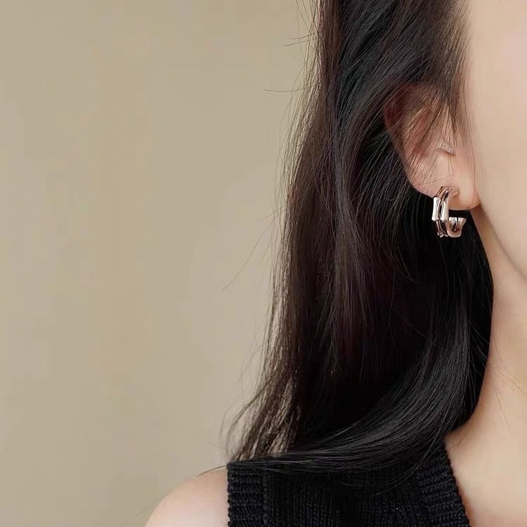 Boucles d'oreilles brillantes en forme de C 