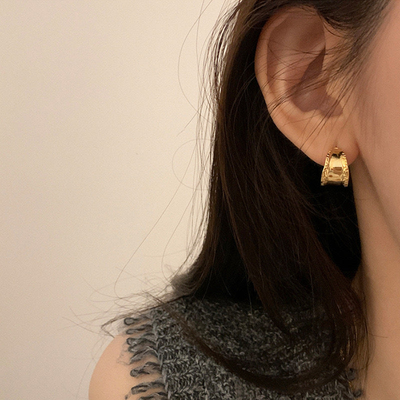 Boucles d'oreilles créoles irrégulières à larges bords 