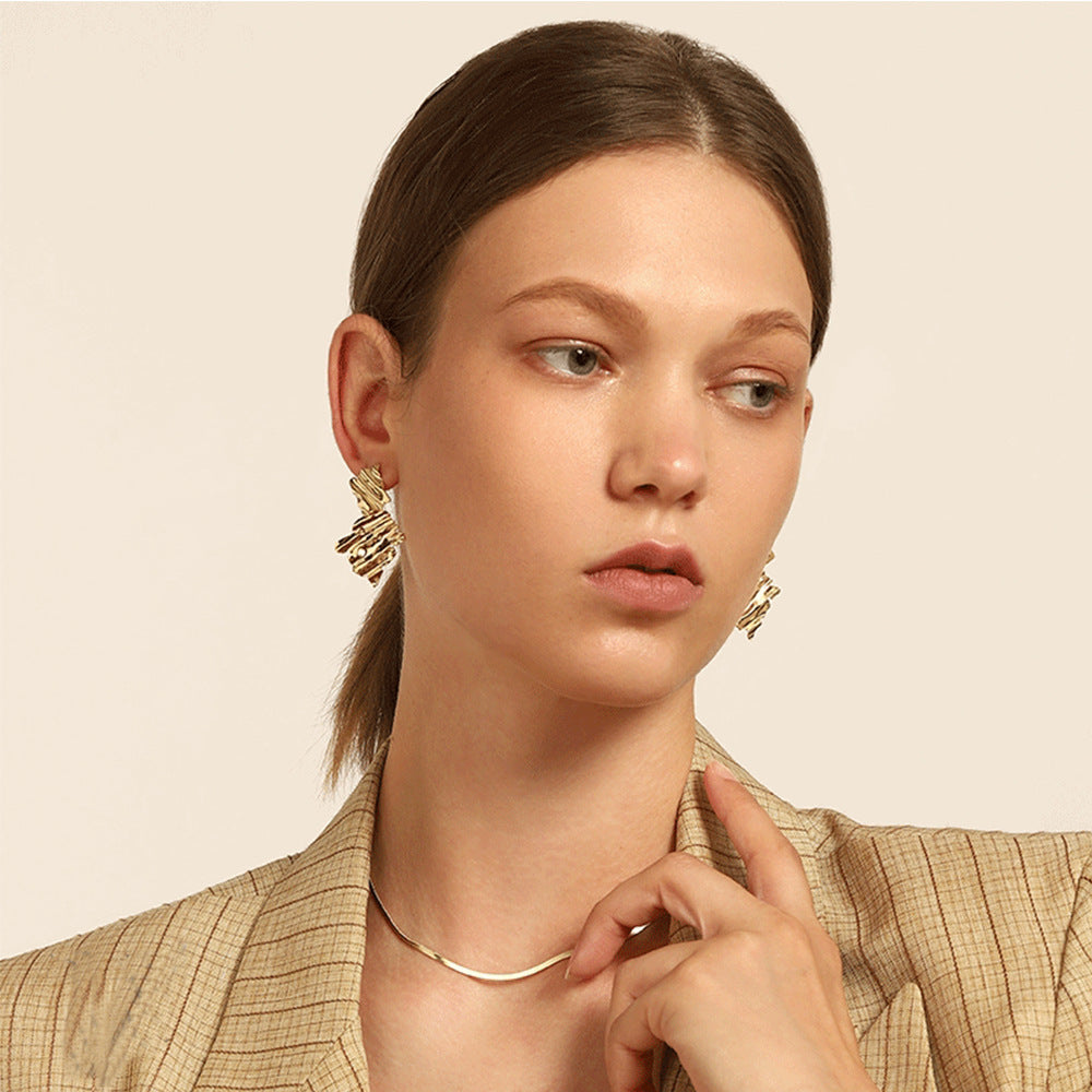 Clou d'oreille à texture pliée géométrique 