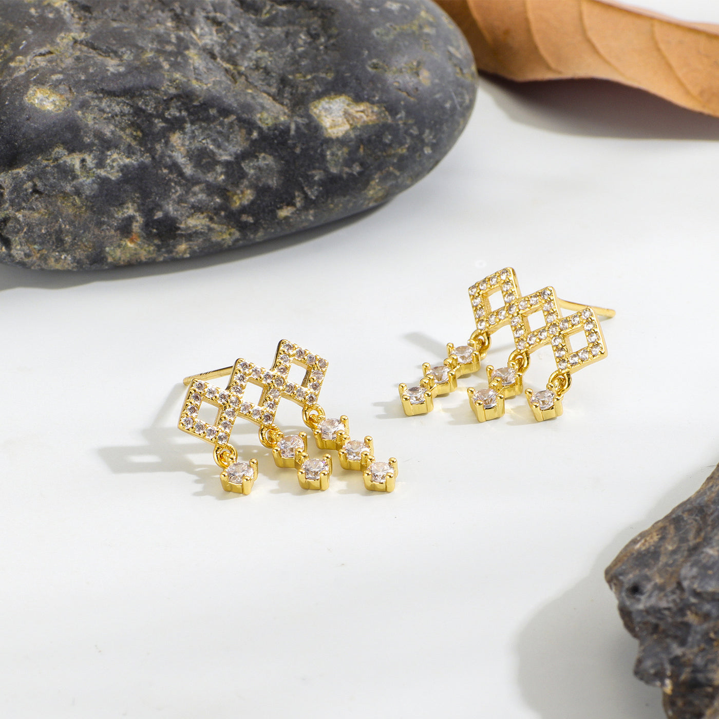 Boucles d'oreilles à pampilles géométriques en diamant 