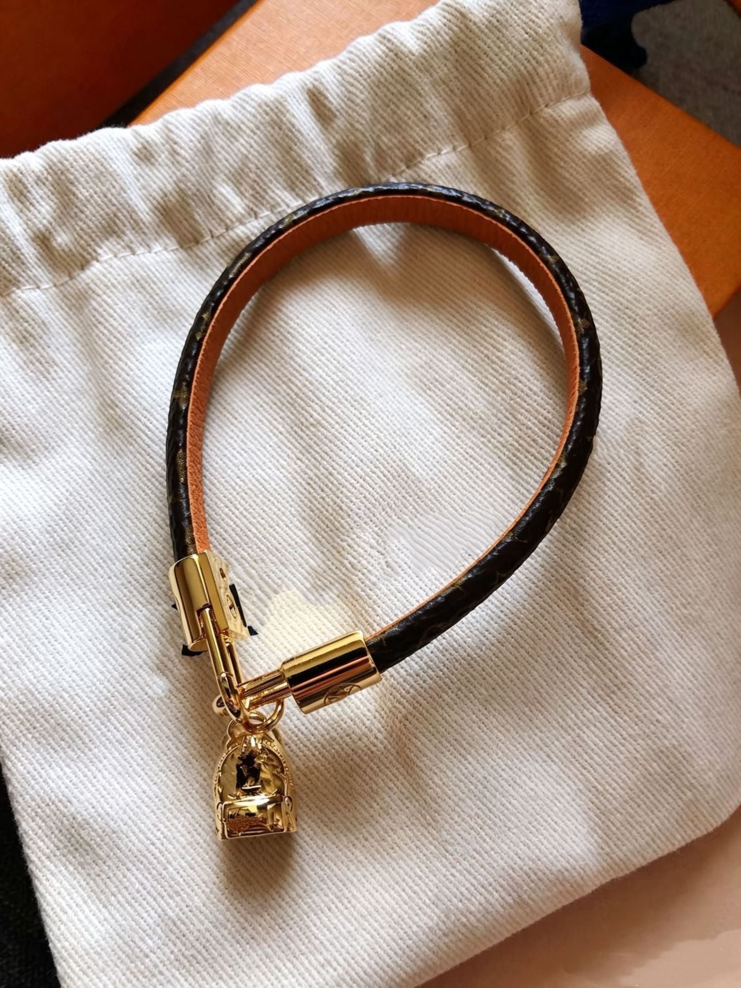 V letter D buckle leather rope bracelet