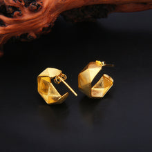 Boucles d'oreilles élégantes avec une texture plissée 