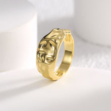 Geometrically irregular concave ring