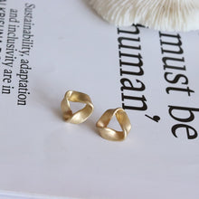 Boucles d'oreilles creuses torsadées 