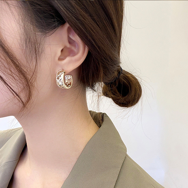Boucles d'oreilles minimalistes à motif diamant brillant 