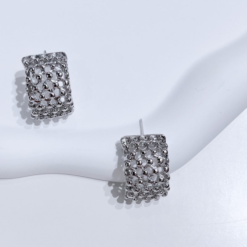 Geometric hollow mesh earrings