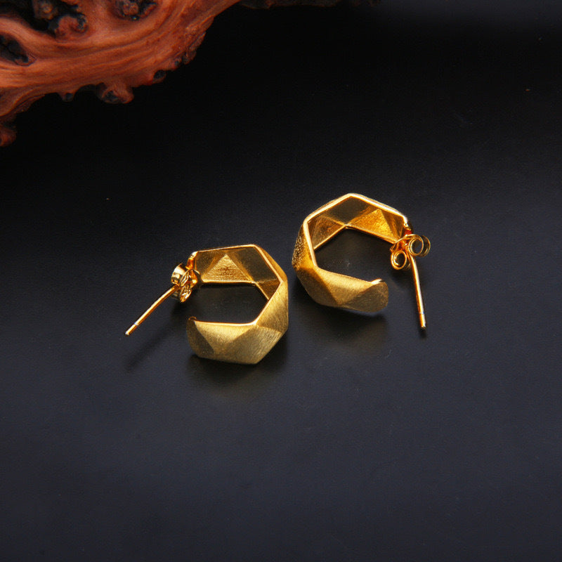 Boucles d'oreilles élégantes avec une texture plissée 