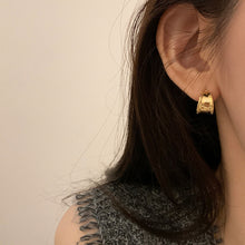 Boucles d'oreilles créoles irrégulières à larges bords 