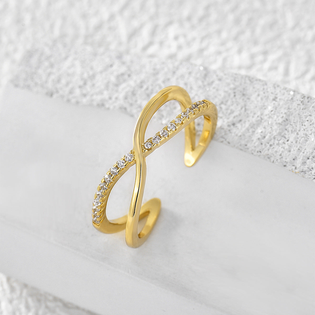 Bague en diamant sertie d'une croix 