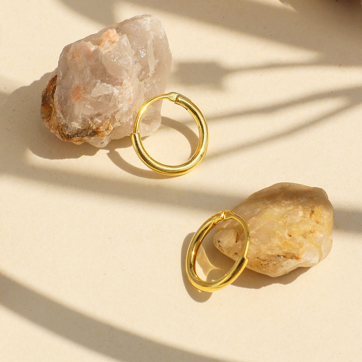 Les boucles d'oreilles simples sont minimalistes 