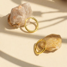 Les boucles d'oreilles simples sont minimalistes 
