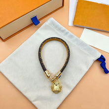 V letter D buckle leather rope bracelet