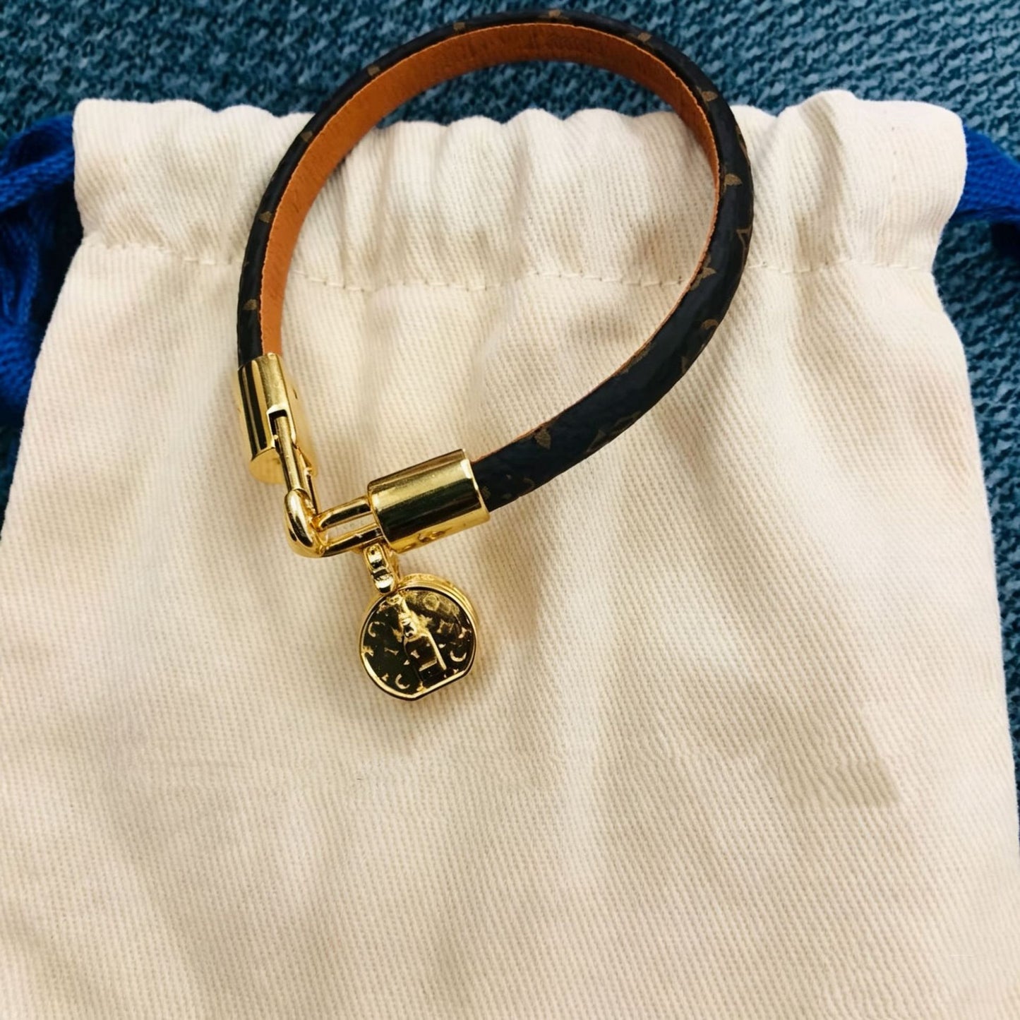 V letter D buckle leather rope bracelet