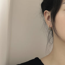 Les boucles d'oreilles simples sont minimalistes 