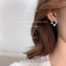 Boucles d'oreilles minimalistes en pierres précieuses noires 