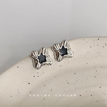 Boucles d'oreilles minimalistes en pierres précieuses noires 