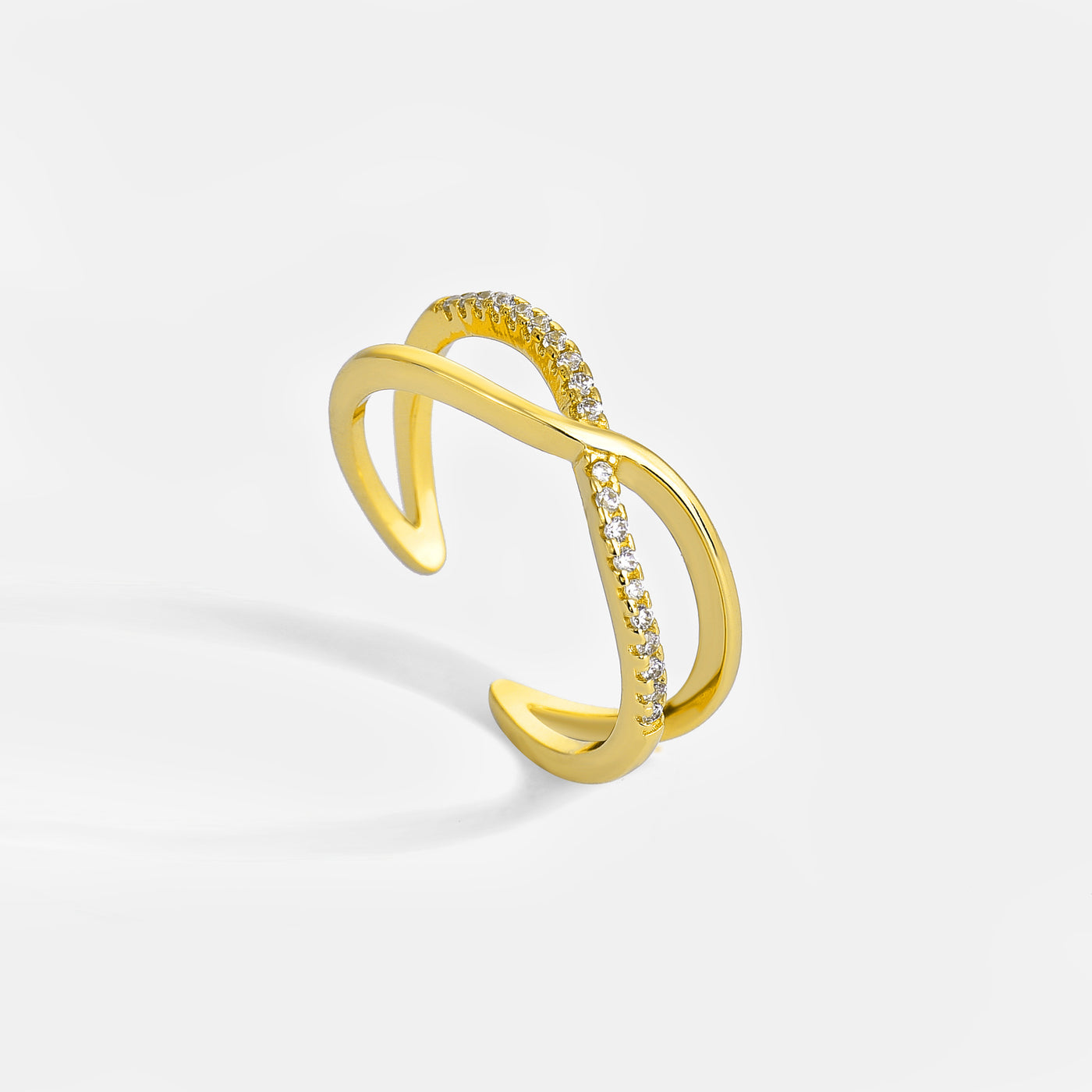Bague en diamant sertie d'une croix 