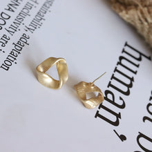 Boucles d'oreilles creuses torsadées 