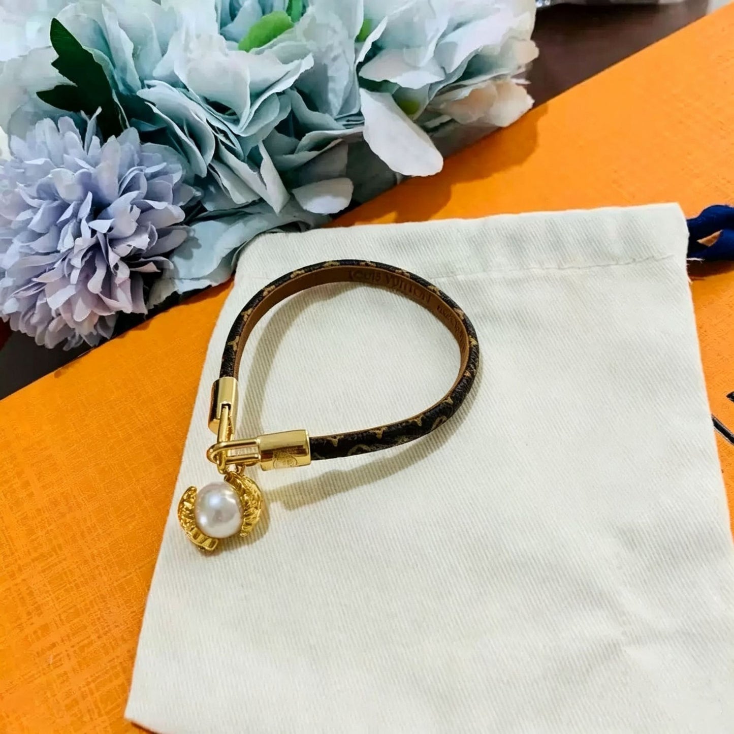 V letter D buckle leather rope bracelet