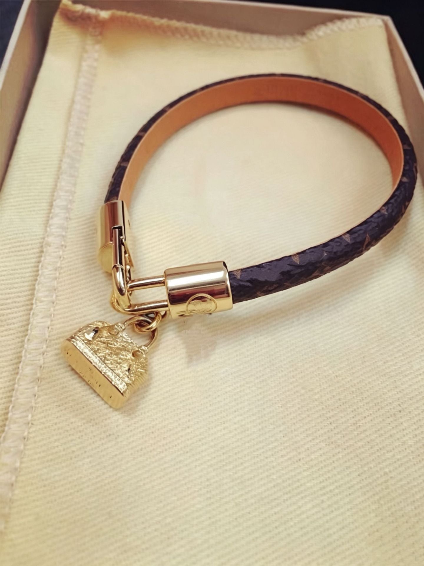V letter D buckle leather rope bracelet