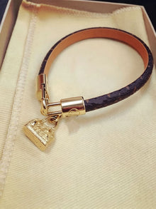 V letter D buckle leather rope bracelet