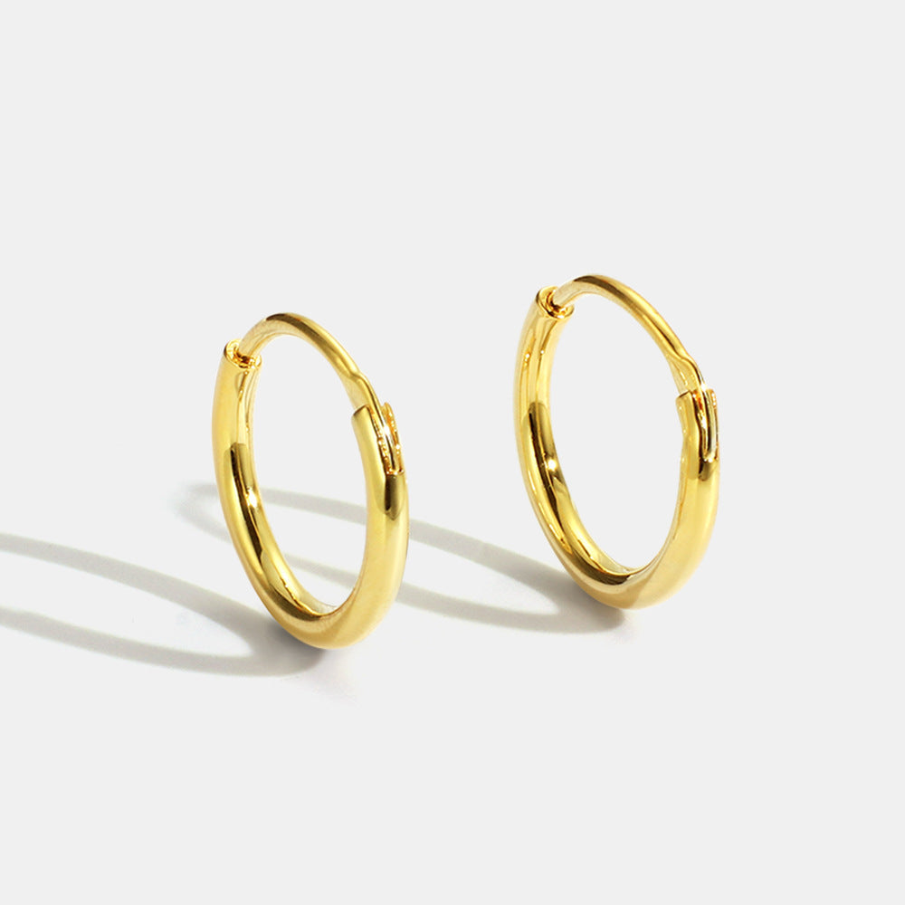 Les boucles d'oreilles simples sont minimalistes 