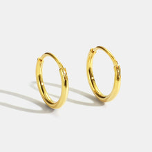 Les boucles d'oreilles simples sont minimalistes 