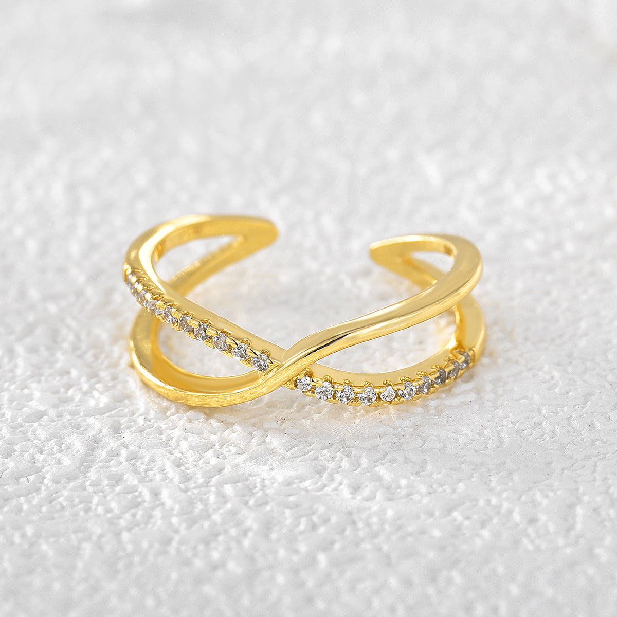 Bague en diamant sertie d'une croix 