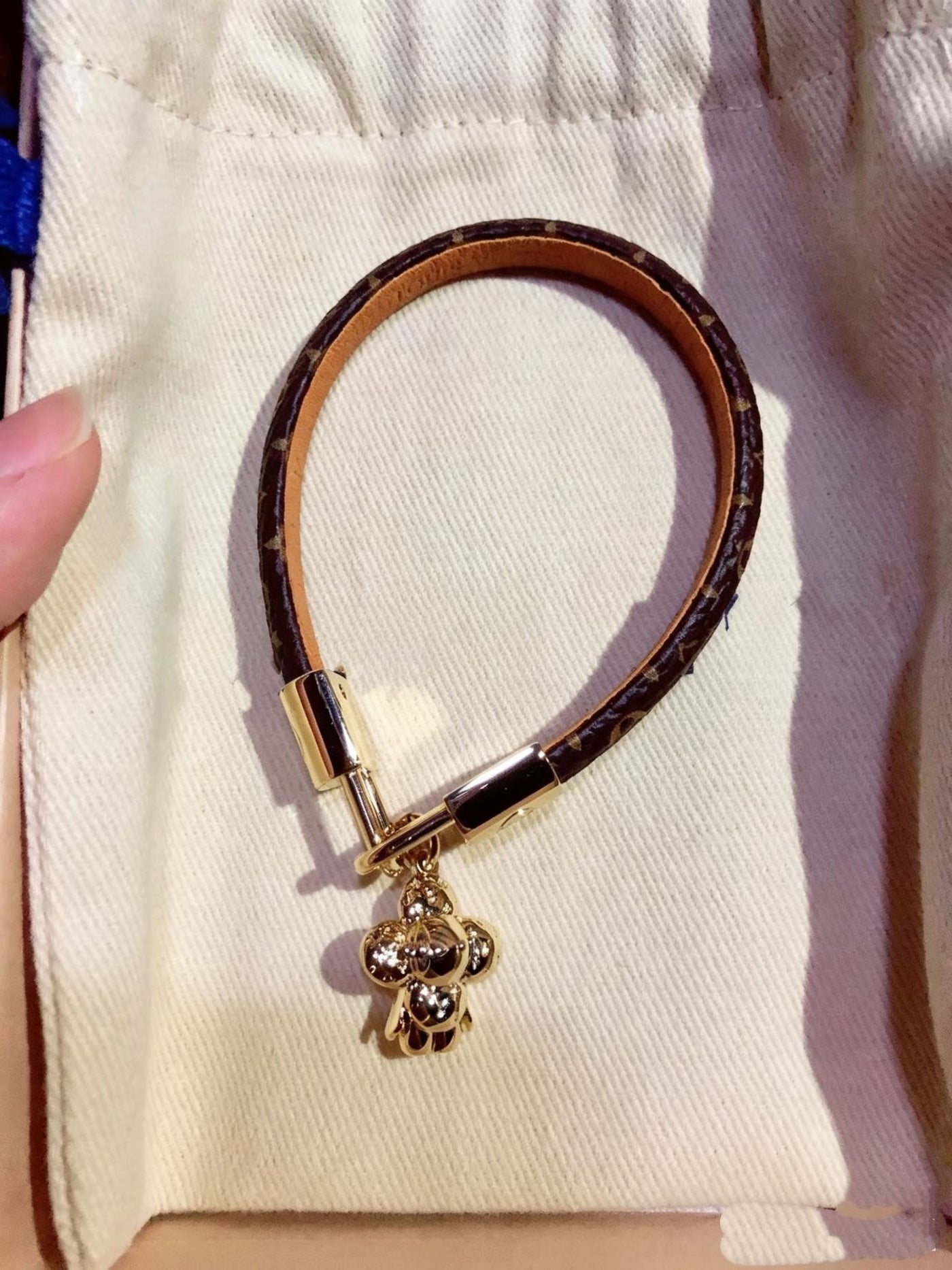V letter D buckle leather rope bracelet