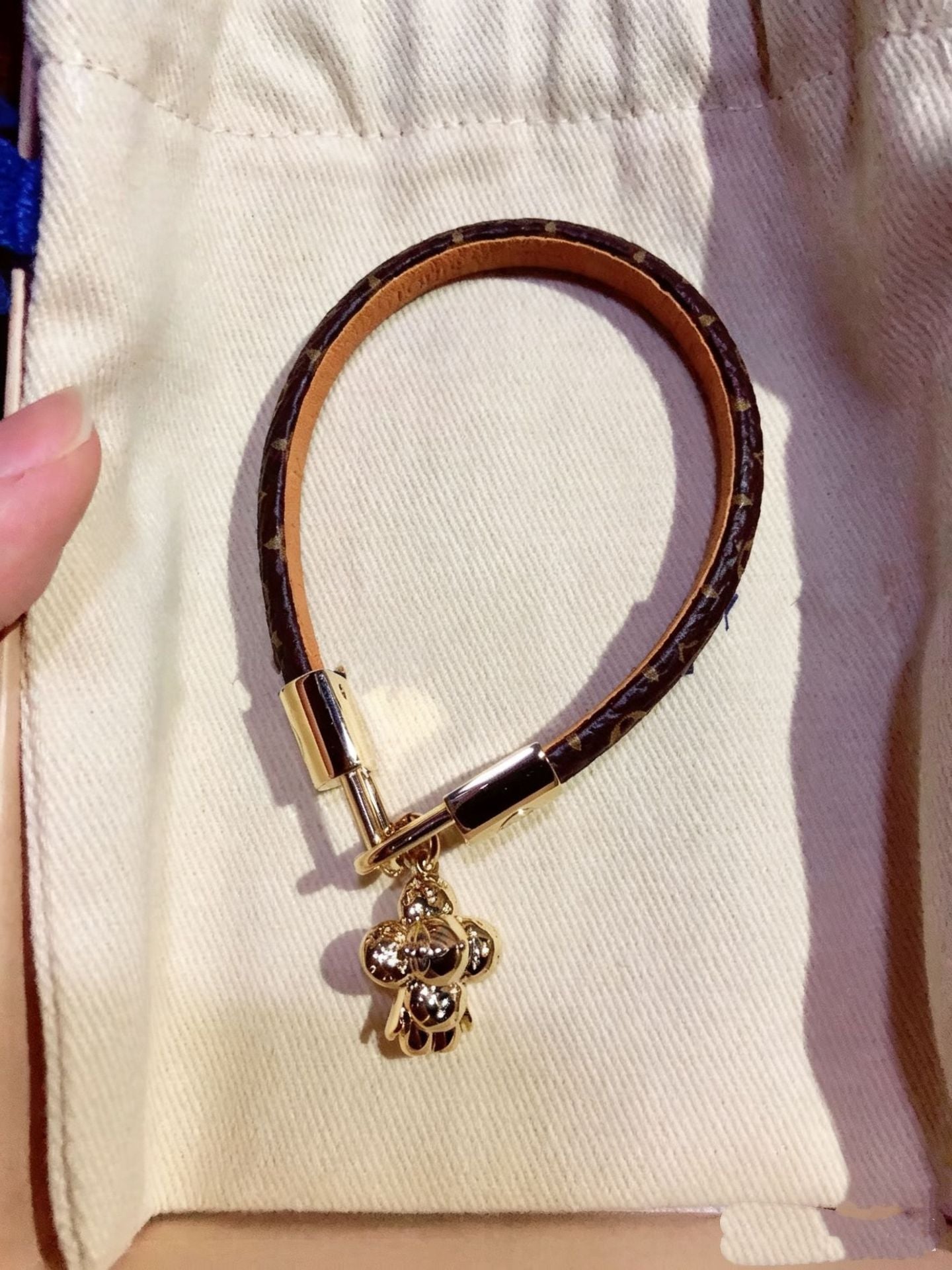 V letter D buckle leather rope bracelet