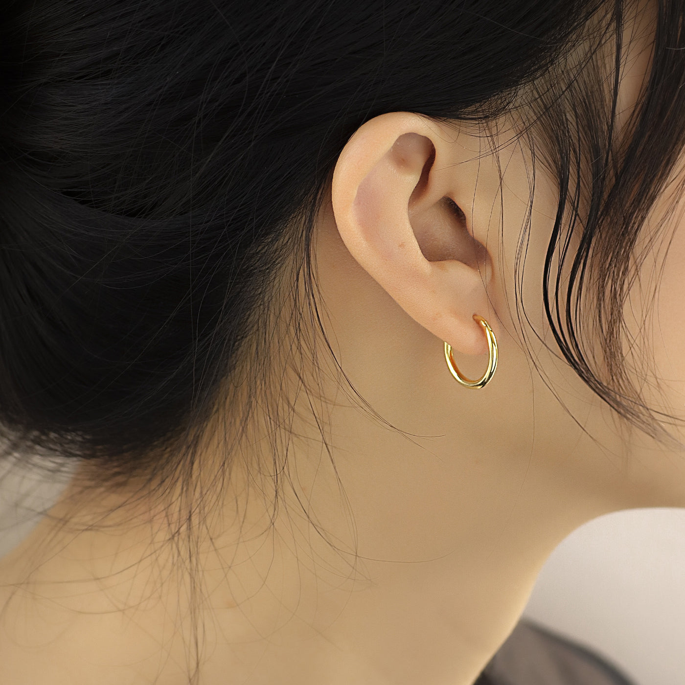 Les boucles d'oreilles simples sont minimalistes 