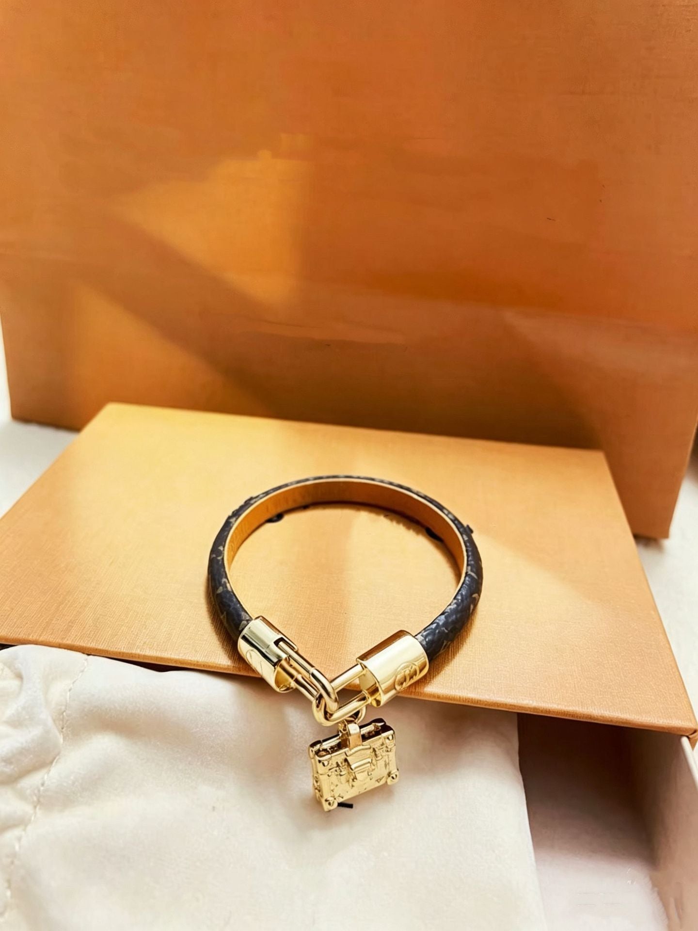 V letter D buckle leather rope bracelet