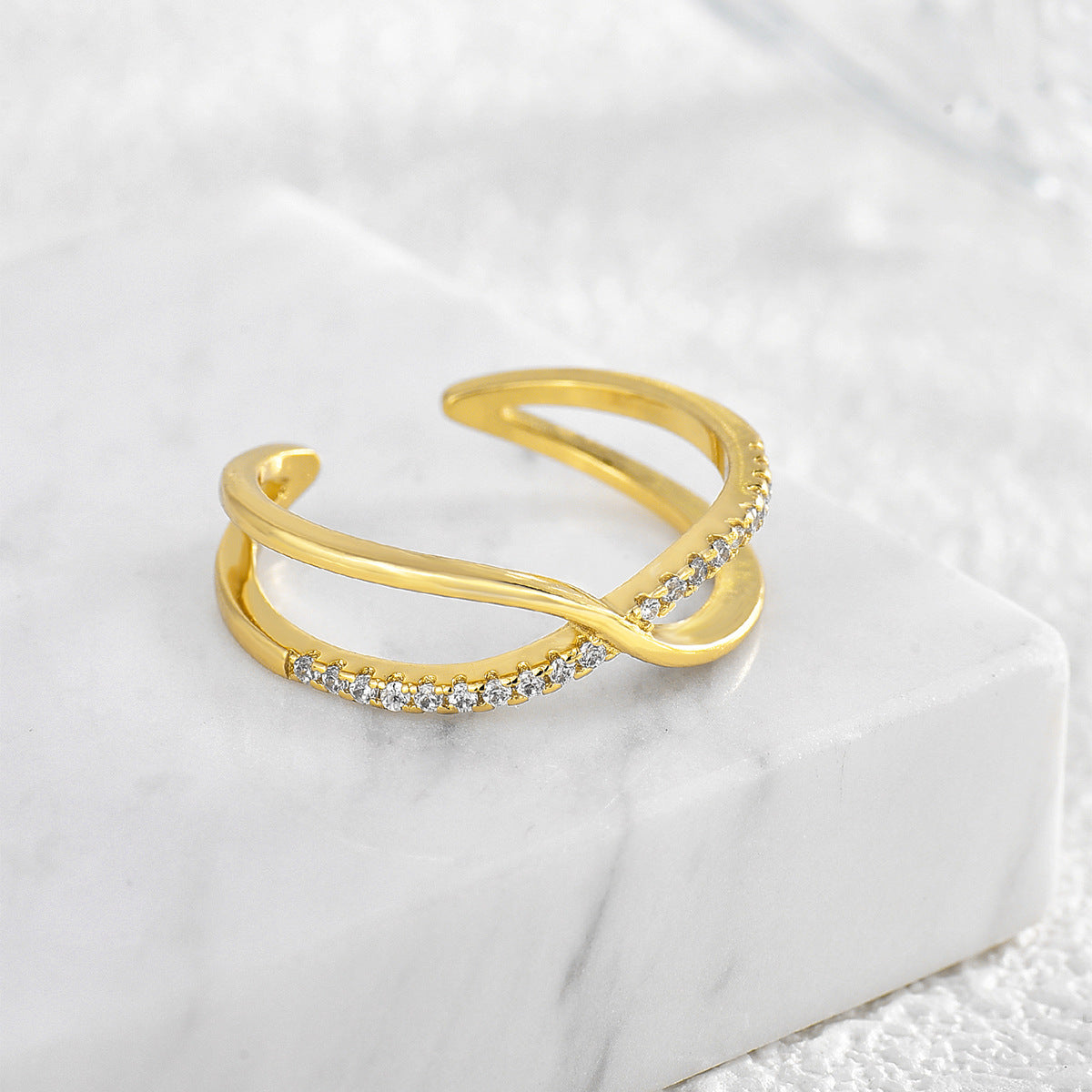 Bague en diamant sertie d'une croix 