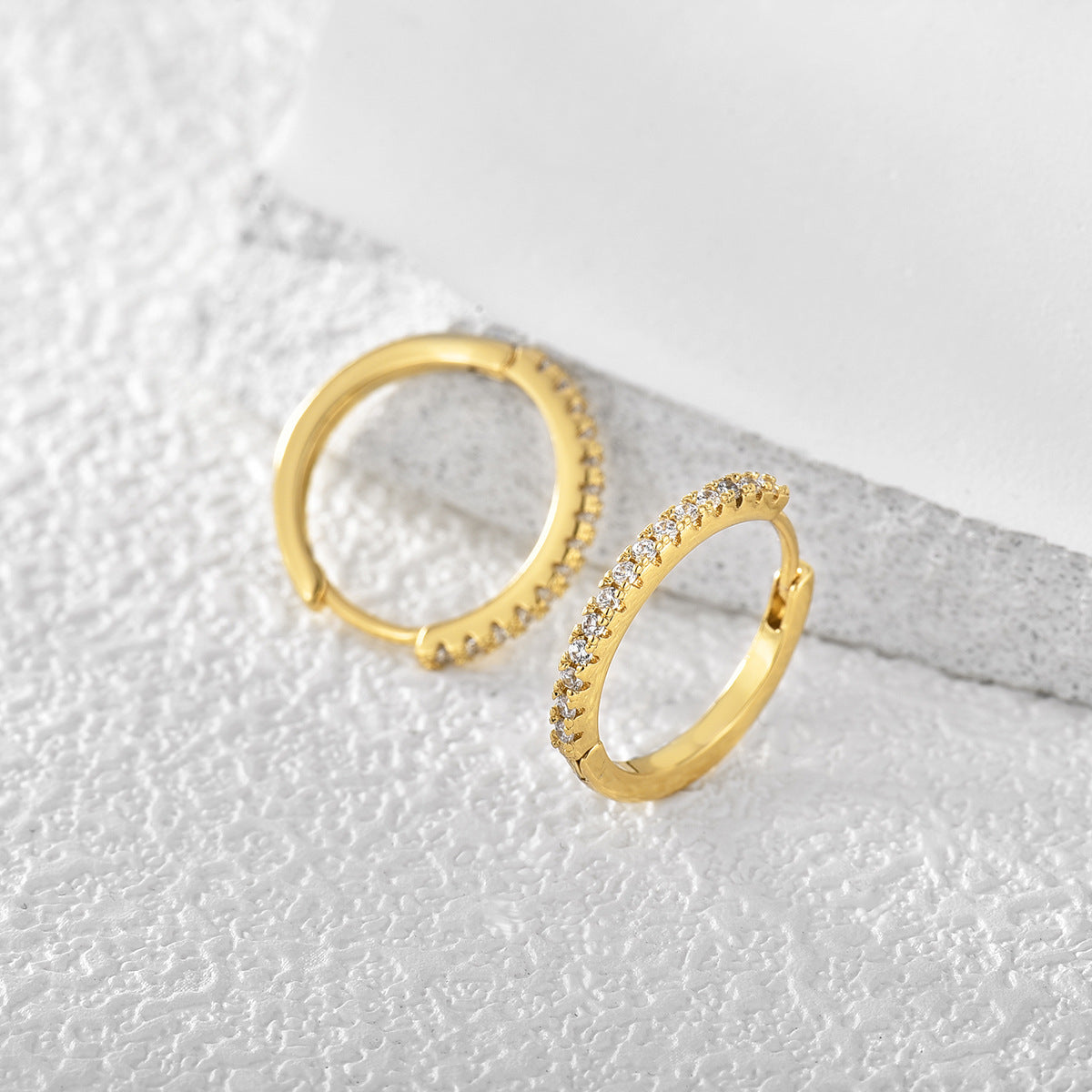 Gold-inlaid diamond round earrings