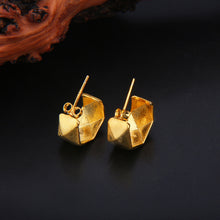 Boucles d'oreilles élégantes avec une texture plissée 