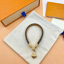 V letter D buckle leather rope bracelet