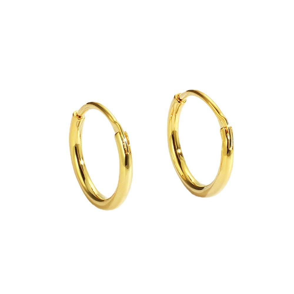 Les boucles d'oreilles simples sont minimalistes 
