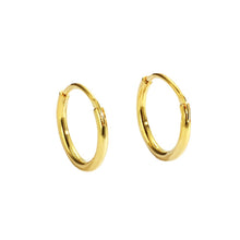 Les boucles d'oreilles simples sont minimalistes 