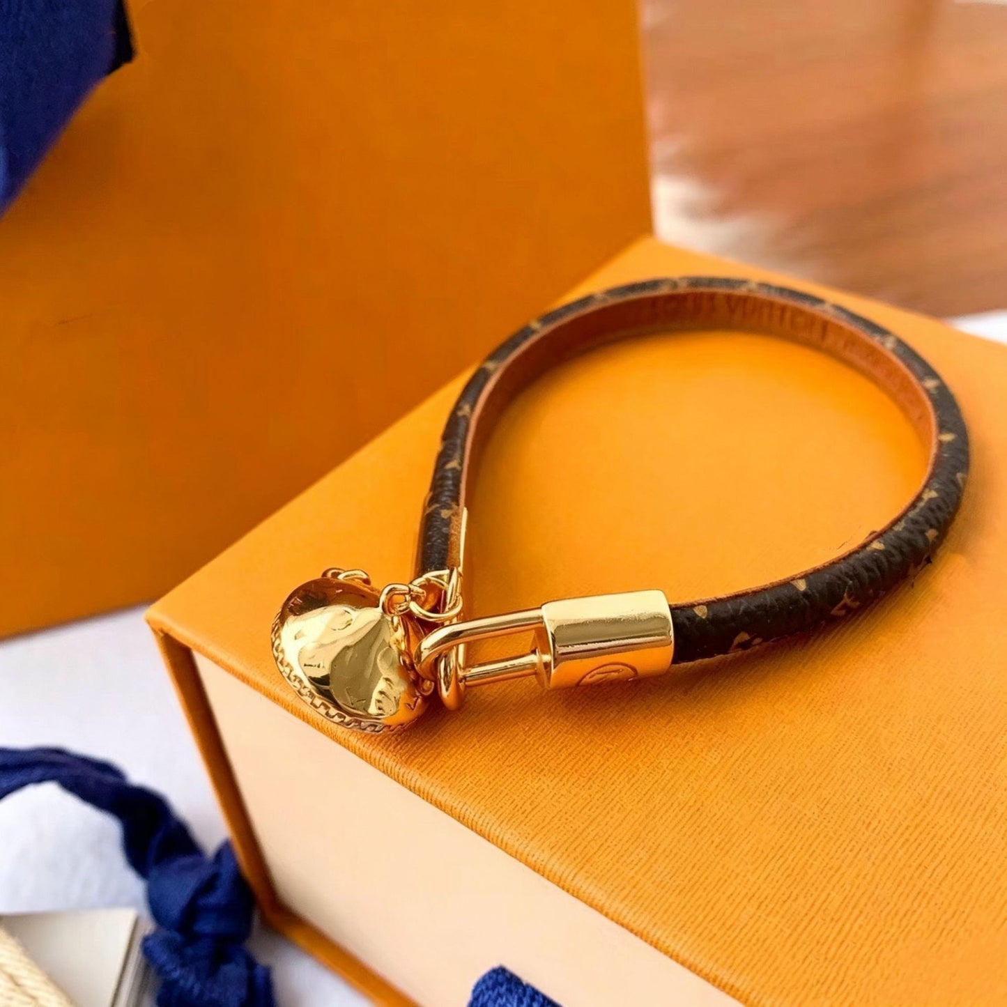 V letter D buckle leather rope bracelet