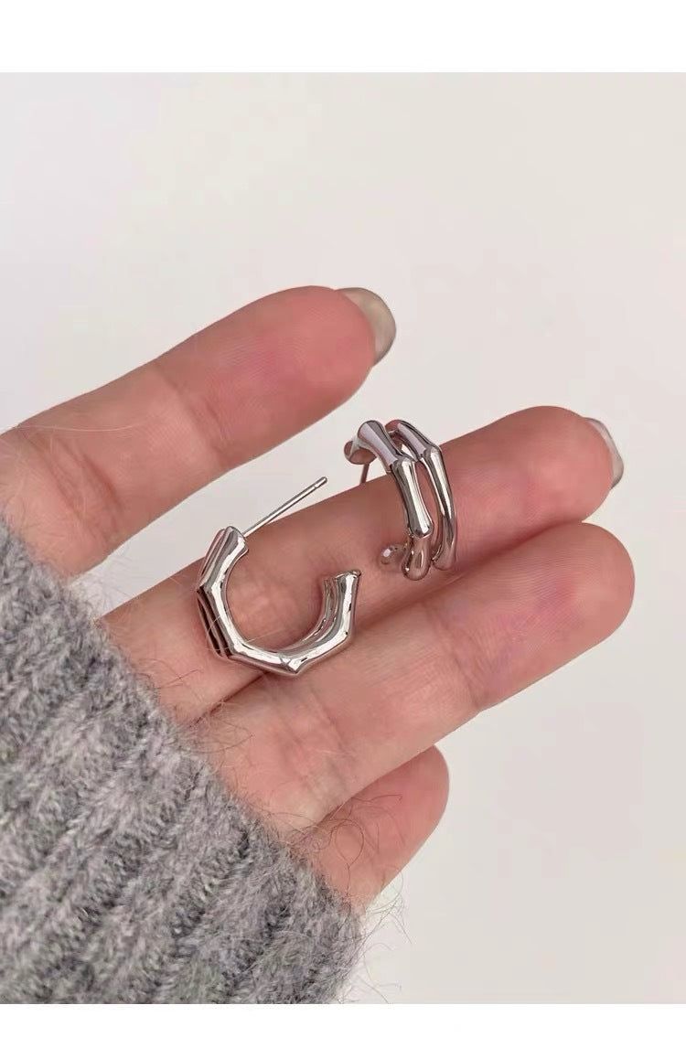 Boucles d'oreilles brillantes en forme de C 