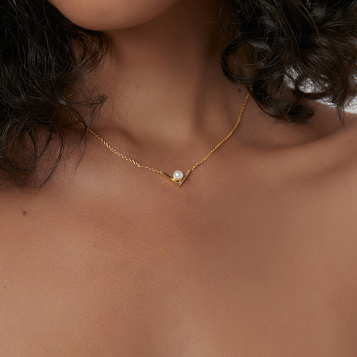 Bead inlaid diamond clavicle chain